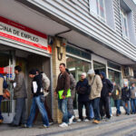 Gente-haciendo-cola-ante-una-oficina-del-INEM-en-Madrid-