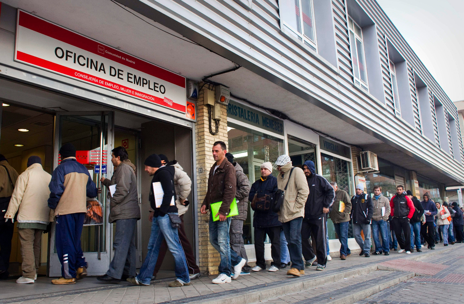 Gente-haciendo-cola-ante-una-oficina-del-INEM-en-Madrid-